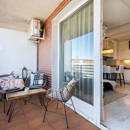 דירה Lovely - Free Garage - Balcony בודפשט