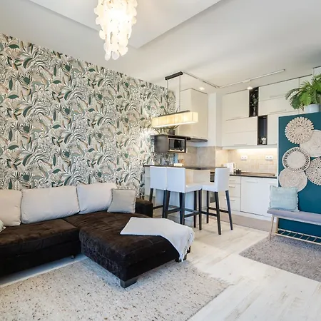 Lovely - Free Garage - Balcony Apartment *