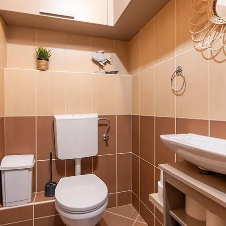 Lovely - Free Garage - Balcony *