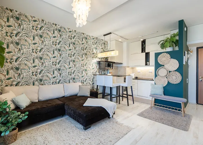 Lovely - Free Garage - Balcony Apartment *