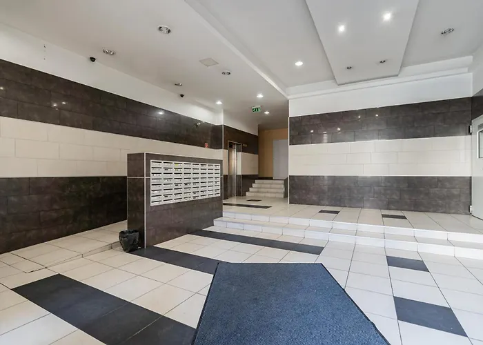 Lovely - Free Garage - Balcony Apartment